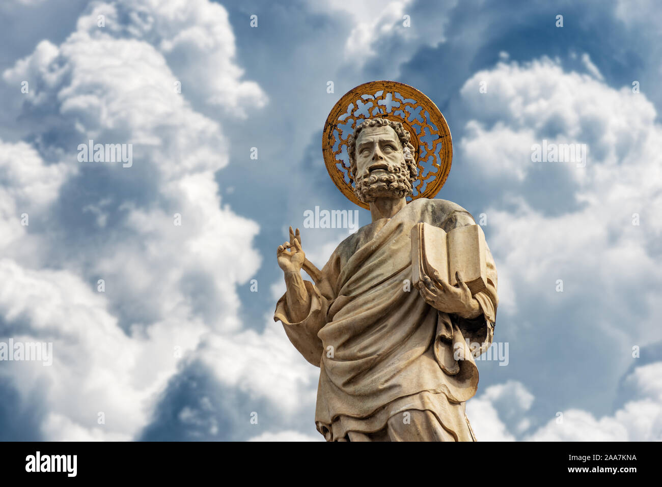 Venedig, Nahaufnahme der Marmorstatue des Evangelisten Markus auf die Basilika und die Kathedrale von San Marco, UNESCO-Weltkulturerbe, Italien Stockfoto