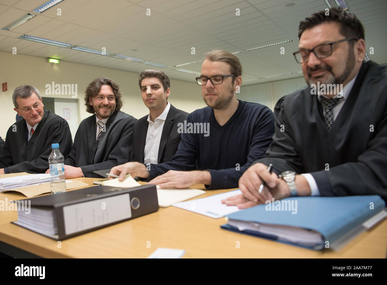 Berlin, Deutschland. Nov, 2019 20. Die Journalisten Rafael Heygster (M) und Sebastian Friedrich (2. von rechts) sitzen mit den Juristen Johannes Jacob (L-R), Malte Nieschalk und Frank Venetis in einem Zimmer des Verwaltungsgerichts. Beide Journalisten sind klagt das Bundespresseamt (BPA) für die Rücknahme ihrer Akkreditierung auf dem G20-Gipfel in Hamburg. Nach ihren Aussagen, Sie wollen es anschließend festgestellt, dass die Rücknahme ihrer Akkreditierung rechtswidrig war. Quelle: Jörg Carstensen/dpa/Alamy leben Nachrichten Stockfoto
