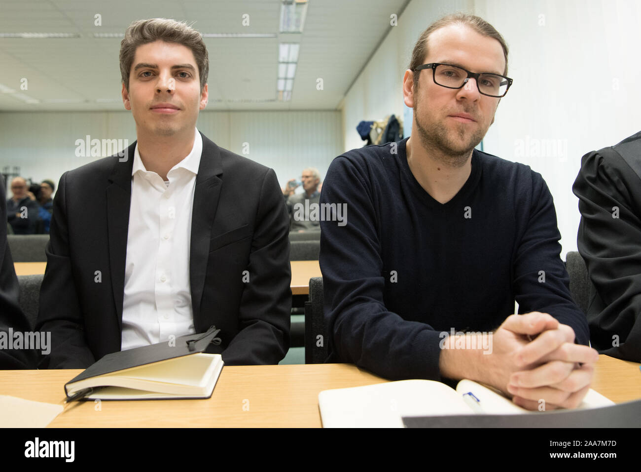 Berlin, Deutschland. Nov, 2019 20. Die Journalisten Rafael Heygster (l) und Sebastian Friedrich sitzen in einem Raum des Verwaltungsgerichts. Beide sind klagt das Bundespresseamt (BPA) für die Rücknahme ihrer Akkreditierung auf dem G20-Gipfel in Hamburg. Nach ihren Aussagen, Sie wollen es anschließend festgestellt, dass die Rücknahme ihrer Akkreditierung rechtswidrig war. Quelle: Jörg Carstensen/dpa/Alamy leben Nachrichten Stockfoto