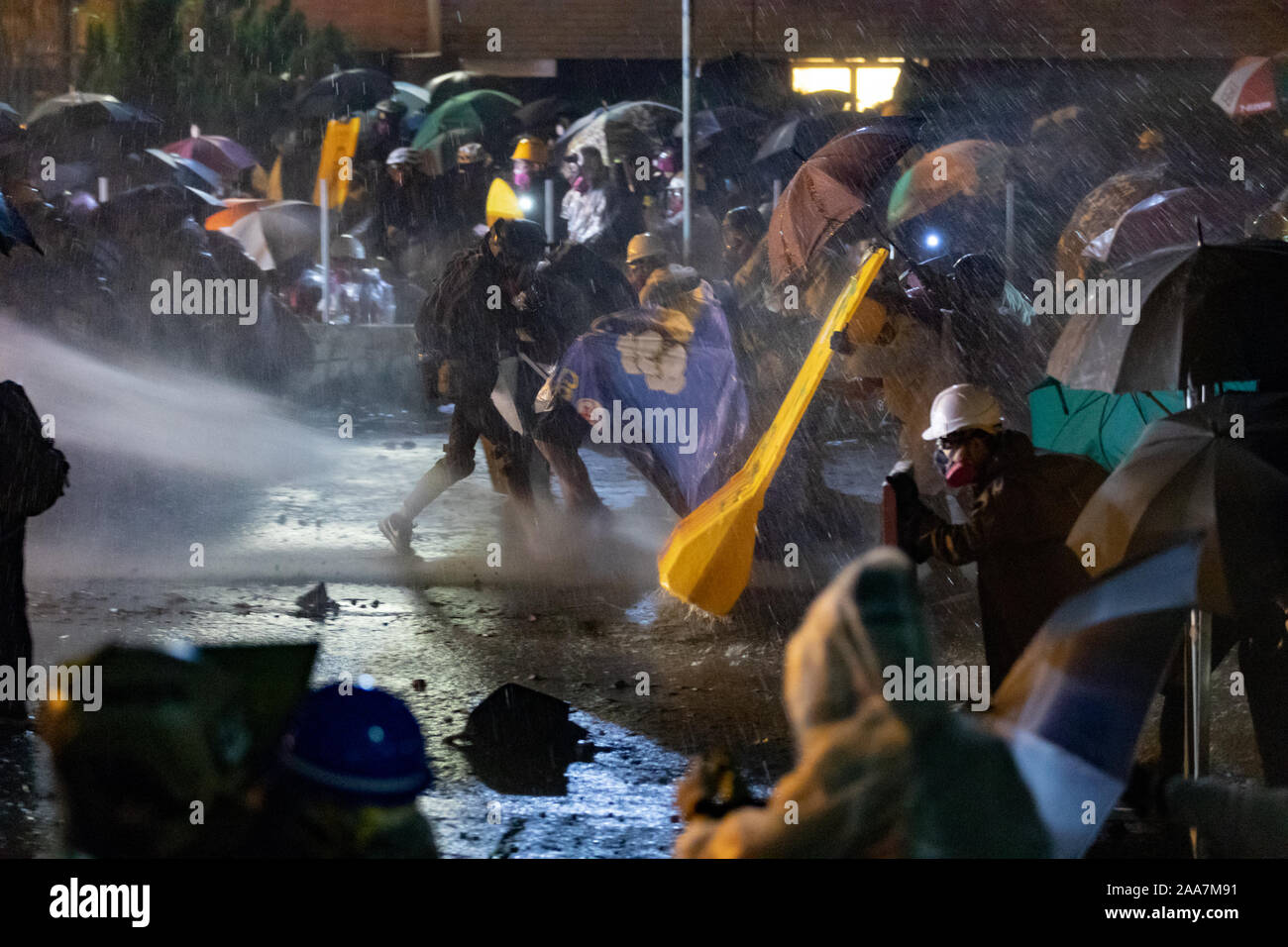 Hongkong, China. Nov, 2019 18. Pfeffer Wasser aus den Canones gesprüht an Studierende die während der Proteste. Belagerung an der Polytechnischen Universität. Die Polizei in der Umgebung des Campus der Universität nach pro-demokratischen Demonstranten die Cross Harbour Tunnel und die große Straße außerhalb des Campus blockiert. Hongkong protestieren weiterhin für die 6 Monate. Einen stadtweiten Streik forderte am Montag, 11. November 2019 begonnen, die Teile von Hong Kong zu stoppen als MTR-Stationen geschlossen und mehrere Straßensperren errichtet wurden. Credit: SOPA Images Limited/Alamy leben Nachrichten Stockfoto