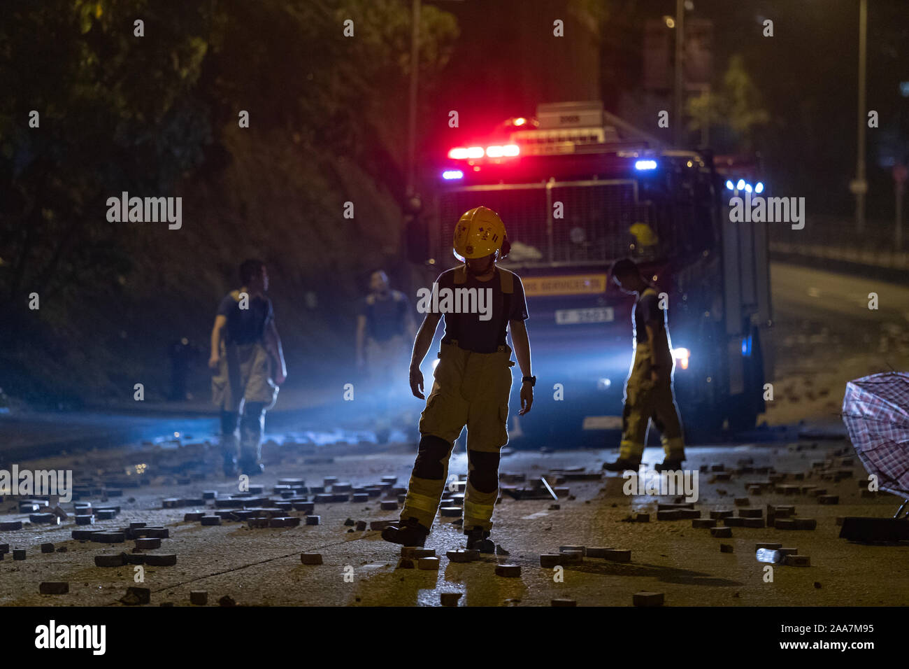 Hongkong, China. Nov, 2019 18. Feuerwehrleute Spaziergang auf den Chatham Road South ein Cross Road von Cheong Wan außerhalb der Schule während der Proteste. Belagerung an der Polytechnischen Universität. Die Polizei in der Umgebung des Campus der Universität nach pro-demokratischen Demonstranten die Cross Harbour Tunnel und die große Straße außerhalb des Campus blockiert. Hongkong protestieren weiterhin für die 6 Monate. Einen stadtweiten Streik forderte am Montag, 11. November 2019 begonnen, die Teile von Hong Kong zu stoppen als MTR-Stationen geschlossen und mehrere Straßensperren errichtet wurden. Credit: SOPA Images Limited/Alamy leben Nachrichten Stockfoto