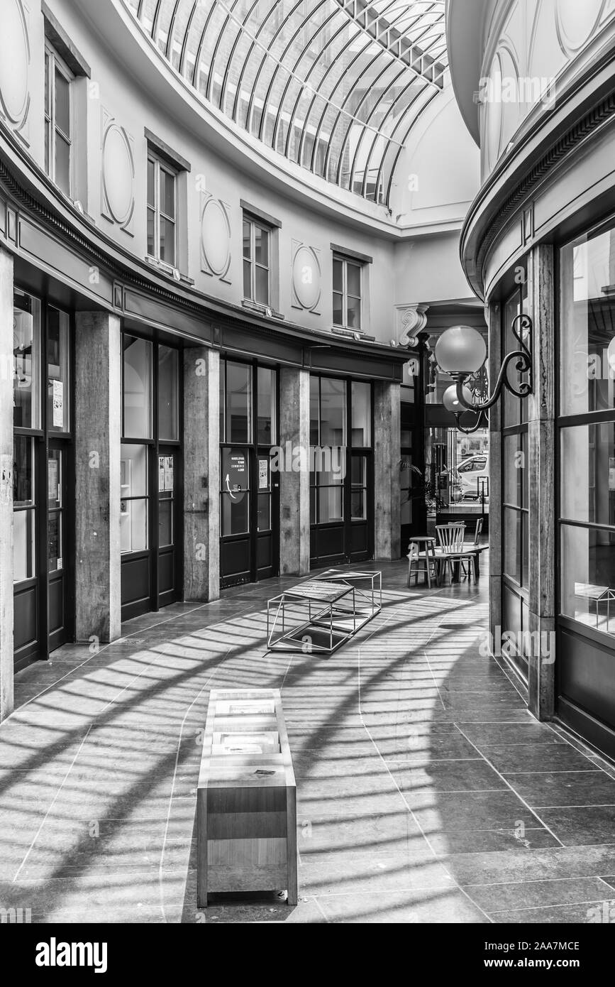 Brüsseler Altstadt/Belgien - 06 25 2019 - Dekoriert Arkaden und Halle des Genicot Bibliothek in der Bortier Galerie im Jugendstil und neo Renaissance Stockfoto