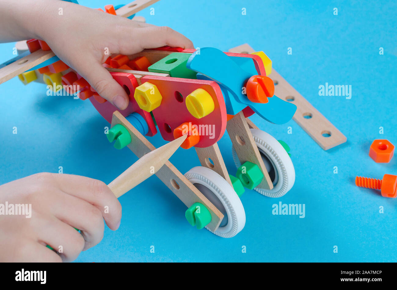 Kinder spielen mit Konstruktor und einen deutlich machen, Nahaufnahme Stockfoto