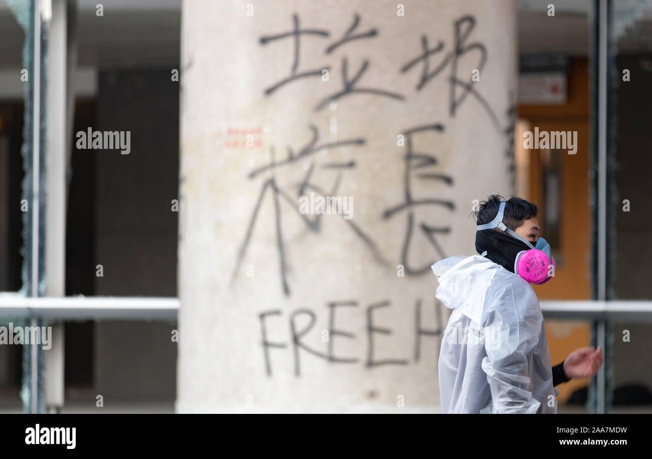 Hongkong, China. 17. Nov, 2019. Ein Graffiti sagen'' Müll Principal. Kostenlose HK'' während der Proteste. Belagerung an der Polytechnischen Universität. Die Polizei in der Umgebung des Campus der Universität nach pro-demokratischen Demonstranten die Cross Harbour Tunnel und die große Straße außerhalb des Campus blockiert. Hongkong protestieren weiterhin für die 6 Monate. Einen stadtweiten Streik forderte am Montag, 11. November 2019 begonnen, die Teile von Hong Kong zu stoppen als MTR-Stationen geschlossen und mehrere Straßensperren errichtet wurden. Credit: James/SOPA Images/ZUMA Draht/Alamy leben Nachrichten Stockfoto