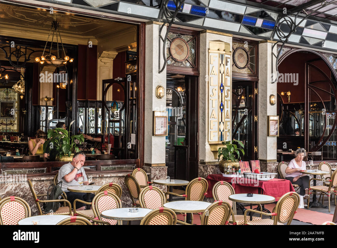 Brüsseler Altstadt/Belgien - 06 25 2019 - Jugendstil Terrasse des Le Falstaff typische Brasserie mit Dekorationen aus Glas und Stahl Stockfoto