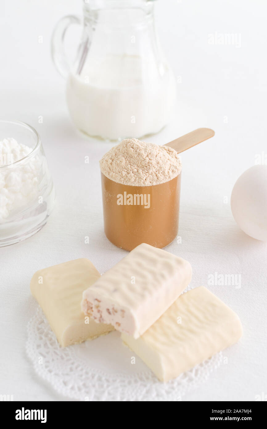 Protein Produkte wie Molkepulver, Snack bar und Ei mit Milch und Quark, selektiven Fokus Stockfoto