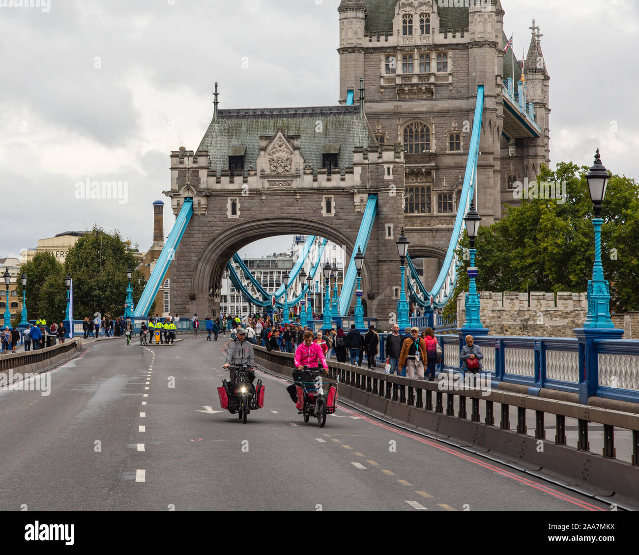 London, England, Großbritannien - 22 September, 2019: ein Paar "Pedal" lastenräder Towe Brücke neben Massen von Fußgängern London's Auto Stockfoto