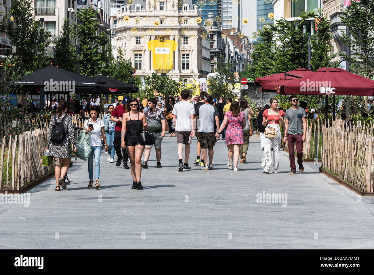 Brüsseler Altstadt/Belgien - 07 05 2019 - Menschen zu Fuß die citynähe an der Anspach Avenue im Sommer Stockfoto