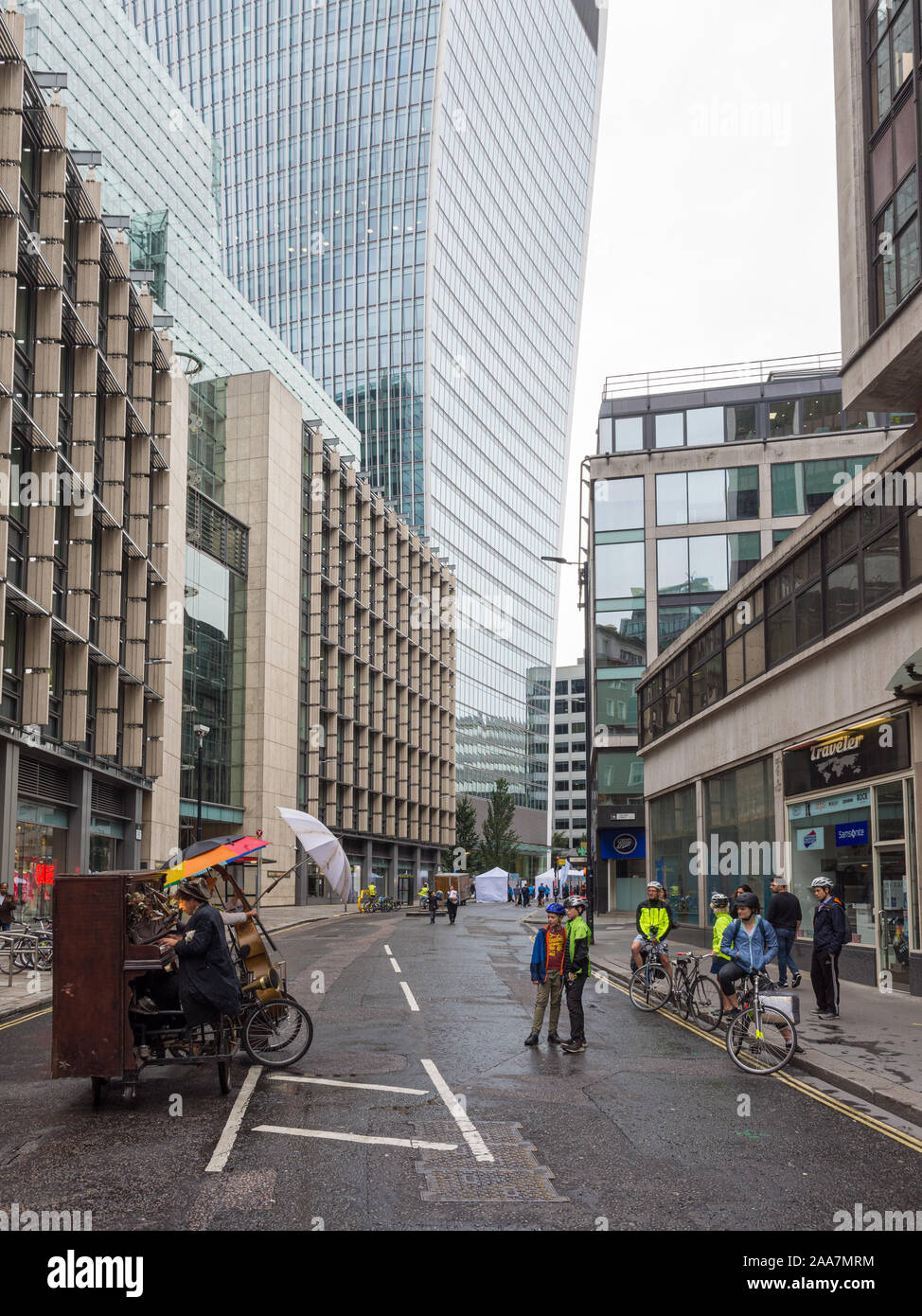 London, England, Großbritannien - 22 September, 2019: Fußgänger und Radfahrer genießen Sie Musik in Fenchurch Street in London's Square Mile Financial District gespielt d Stockfoto