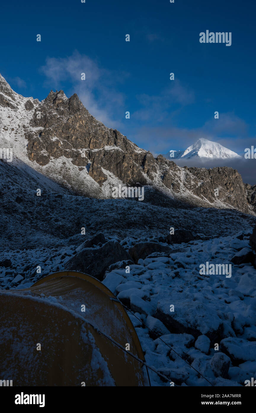 Sonnenstrahlen langsam Licht den Nepal Himalaya, als allmählich leuchtenden Gipfeln, Tal Seiten und bald unser Campingplatz. Stockfoto