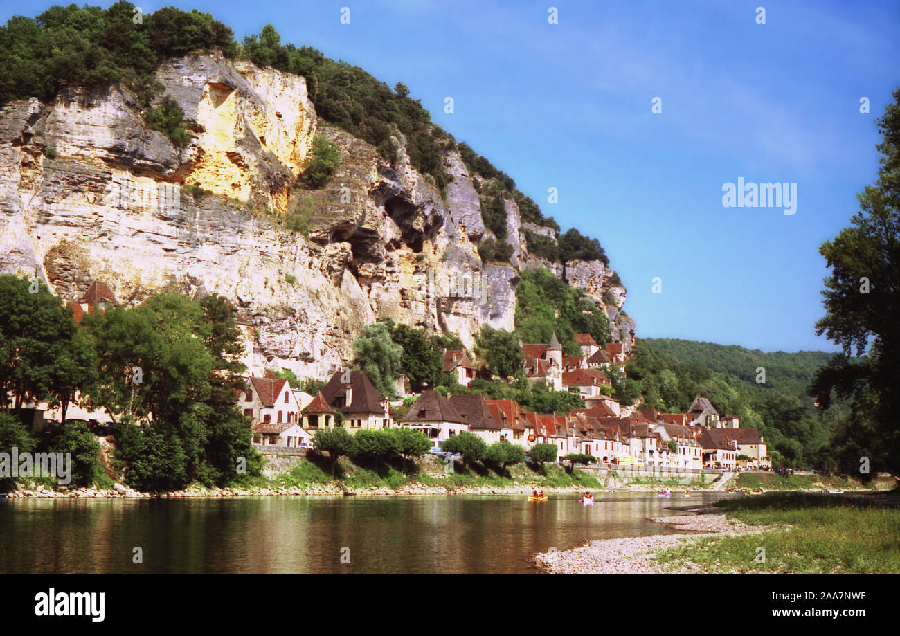 La Roque-Gageac, Dordogne, Frankreich: Häuser Nouvelle-Aquitaine, zwischen Klippen und Fluss in einem der schönsten französischen Dörfer sandwiched Stockfoto