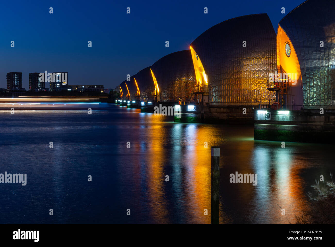 London, England, Großbritannien - 21 September, 2019: Die Thames Barrier Hochwasserschutz sind nachts auf der Themse in den Docklands Nachbarschaften von E lit Stockfoto
