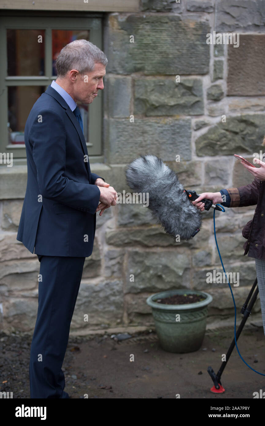 Glasgow, UK. Nov, 2019 20. Im Bild: Willie Rennie MSP-Führer der schottischen Liberaldemokratischen Partei. Schottische Liberaldemokraten Willie Rennie und Kampagne Stuhl Alex Cole-Hamilton unterstreichen die Notwendigkeit der GAP auf die saisonale landwirtschaftliche Arbeitnehmer zu heben und sprechen über die Bedrohung Brexit stellt für den Sektor als Ganzes hat bei einem Besuch in craigie's Farm am Stadtrand von Edinburgh. Credit: Colin Fisher/Alamy leben Nachrichten Stockfoto