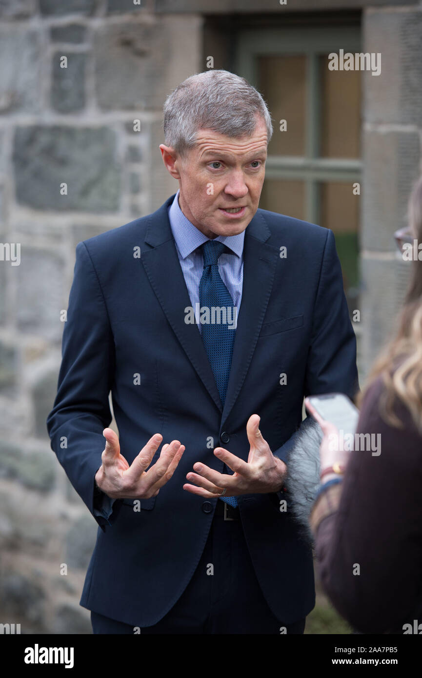 Glasgow, UK. Nov, 2019 20. Im Bild: Willie Rennie MSP-Führer der schottischen Liberaldemokratischen Partei. Schottische Liberaldemokraten Willie Rennie und Kampagne Stuhl Alex Cole-Hamilton unterstreichen die Notwendigkeit der GAP auf die saisonale landwirtschaftliche Arbeitnehmer zu heben und sprechen über die Bedrohung Brexit stellt für den Sektor als Ganzes hat bei einem Besuch in craigie's Farm am Stadtrand von Edinburgh. Credit: Colin Fisher/Alamy leben Nachrichten Stockfoto