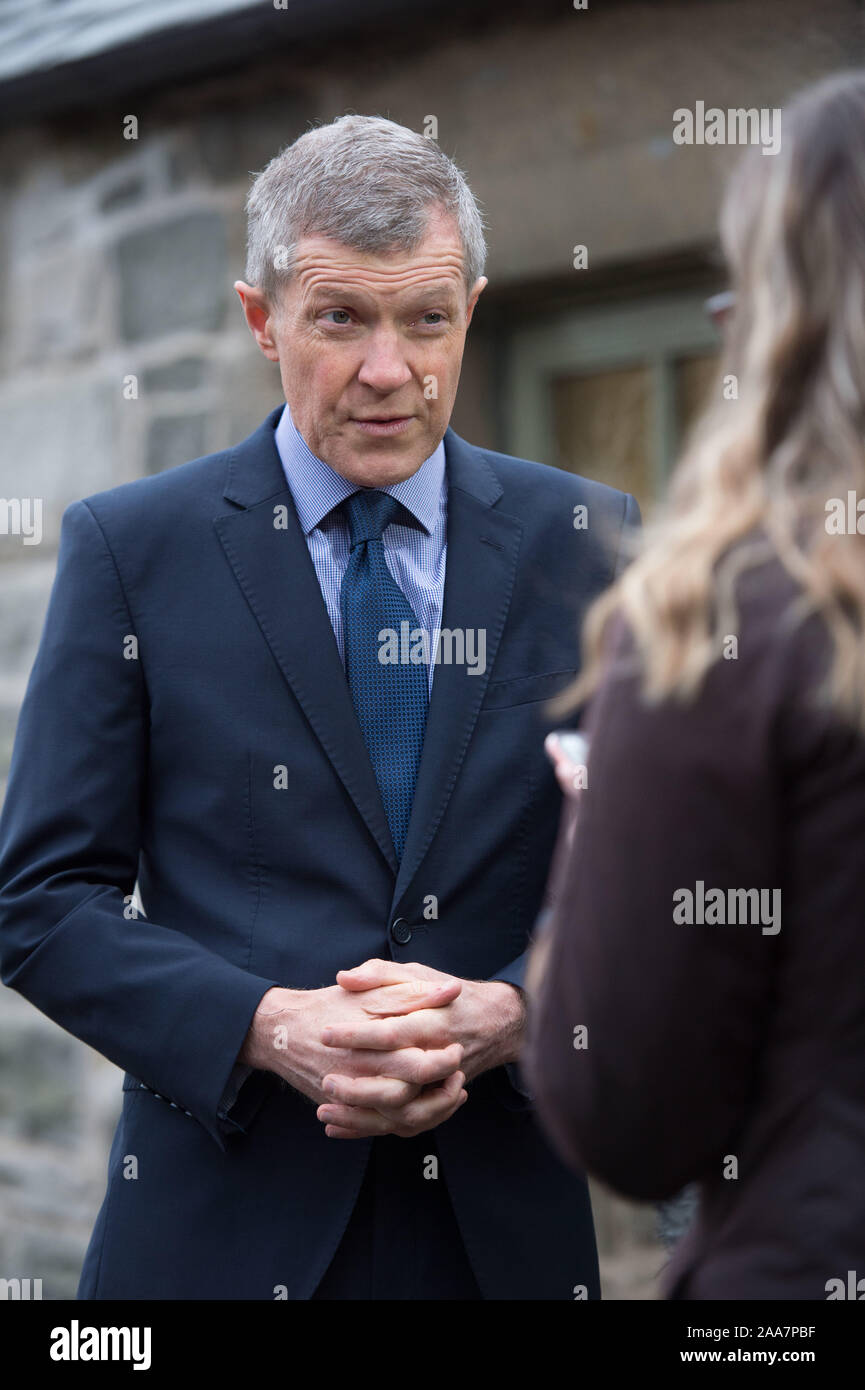 Glasgow, UK. Nov, 2019 20. Im Bild: Willie Rennie MSP-Führer der schottischen Liberaldemokratischen Partei. Schottische Liberaldemokraten Willie Rennie und Kampagne Stuhl Alex Cole-Hamilton unterstreichen die Notwendigkeit der GAP auf die saisonale landwirtschaftliche Arbeitnehmer zu heben und sprechen über die Bedrohung Brexit stellt für den Sektor als Ganzes hat bei einem Besuch in craigie's Farm am Stadtrand von Edinburgh. Credit: Colin Fisher/Alamy leben Nachrichten Stockfoto