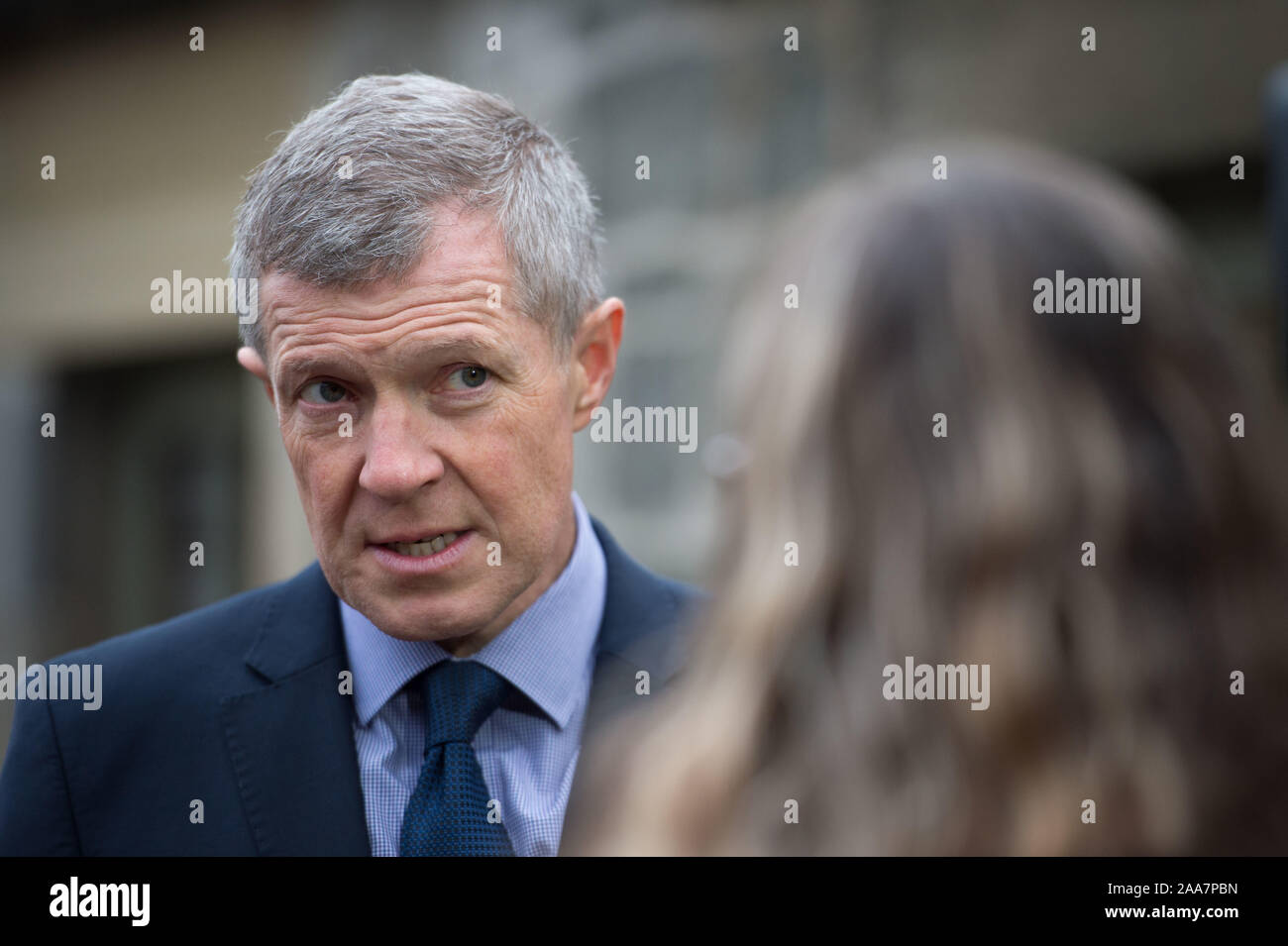 Glasgow, UK. Nov, 2019 20. Im Bild: Willie Rennie MSP-Führer der schottischen Liberaldemokratischen Partei. Schottische Liberaldemokraten Willie Rennie und Kampagne Stuhl Alex Cole-Hamilton unterstreichen die Notwendigkeit der GAP auf die saisonale landwirtschaftliche Arbeitnehmer zu heben und sprechen über die Bedrohung Brexit stellt für den Sektor als Ganzes hat bei einem Besuch in craigie's Farm am Stadtrand von Edinburgh. Credit: Colin Fisher/Alamy leben Nachrichten Stockfoto