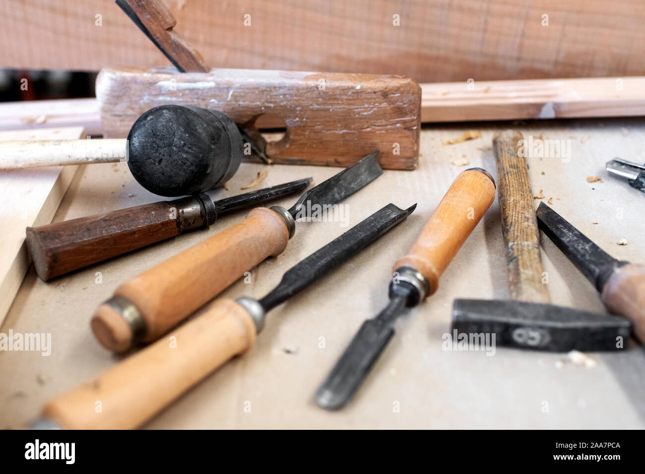 Sortierte Tischler Werkzeuge liegen auf einer Werkbank in einer Werkstatt in der Nähe zu sehen, auf unterschiedliche Meißel und Hammer verstreut Stockfoto