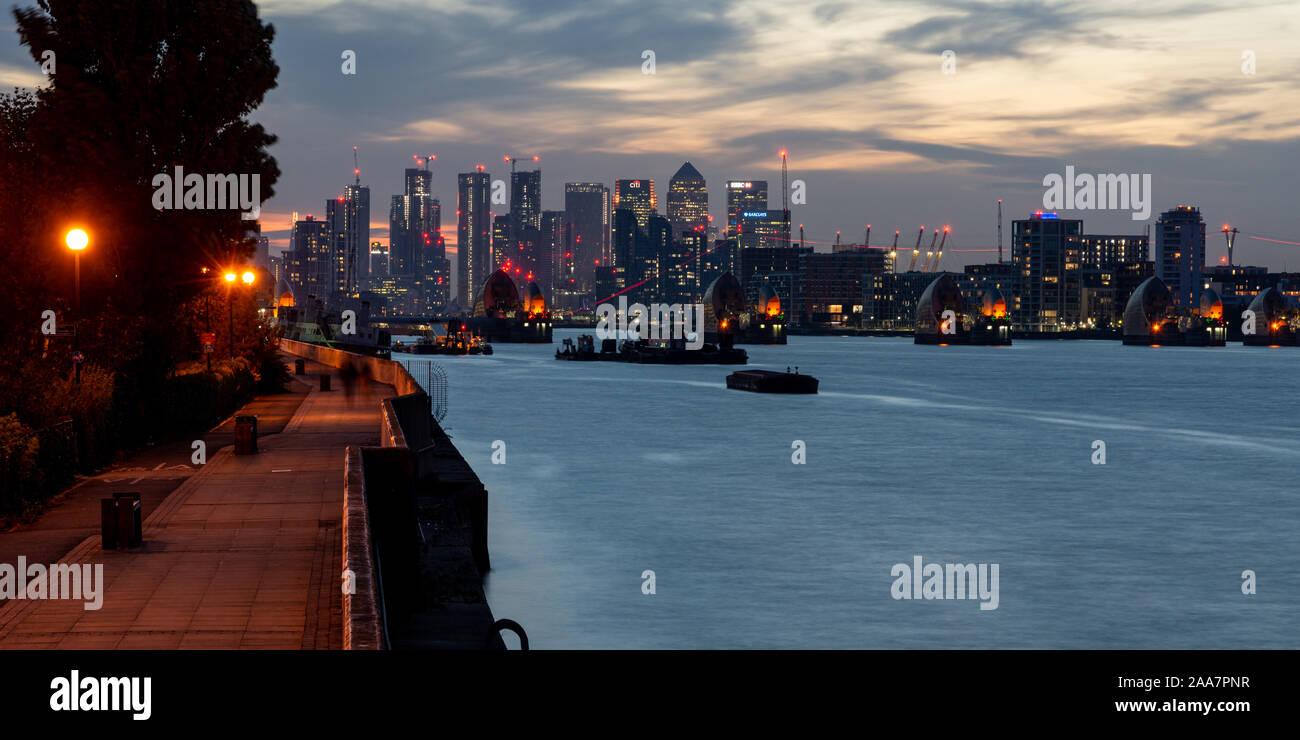 London, England, Großbritannien - 21 September, 2019: Die Sonne hinter den Wolkenkratzern und Orte im sich schnell entwickelnden Skyline von East London's Doc regenerierende Stockfoto