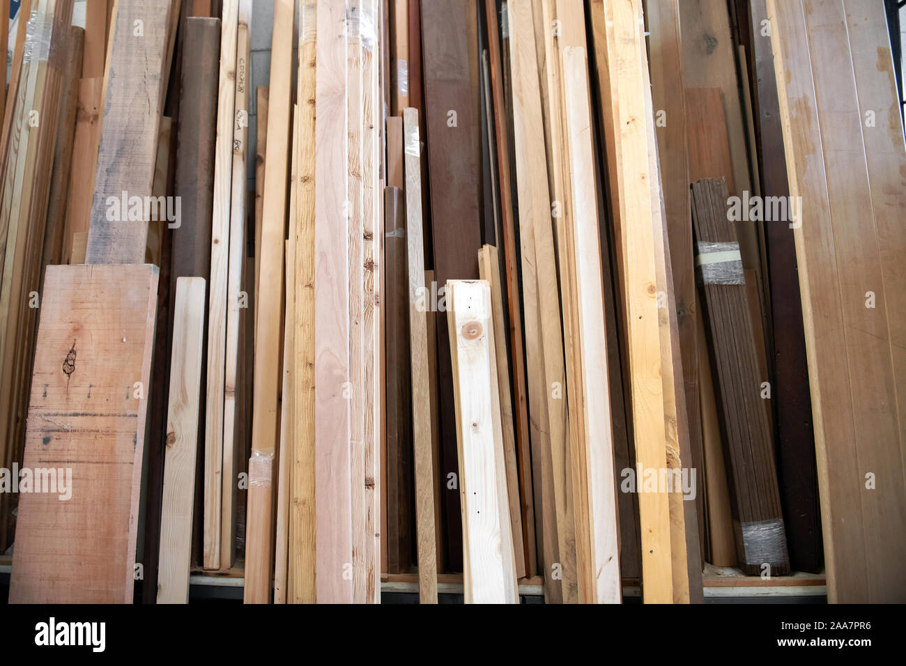 Stapel der sortierten Holzplatten gespeichert aufrecht in einem Holz- oder Schreinerei in der Nähe zu Full Frame anzeigen Stockfoto