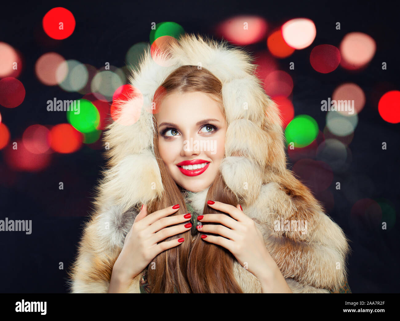 Cute Winter Frau im Pelz Haube mit bunten Bokeh Stockfoto