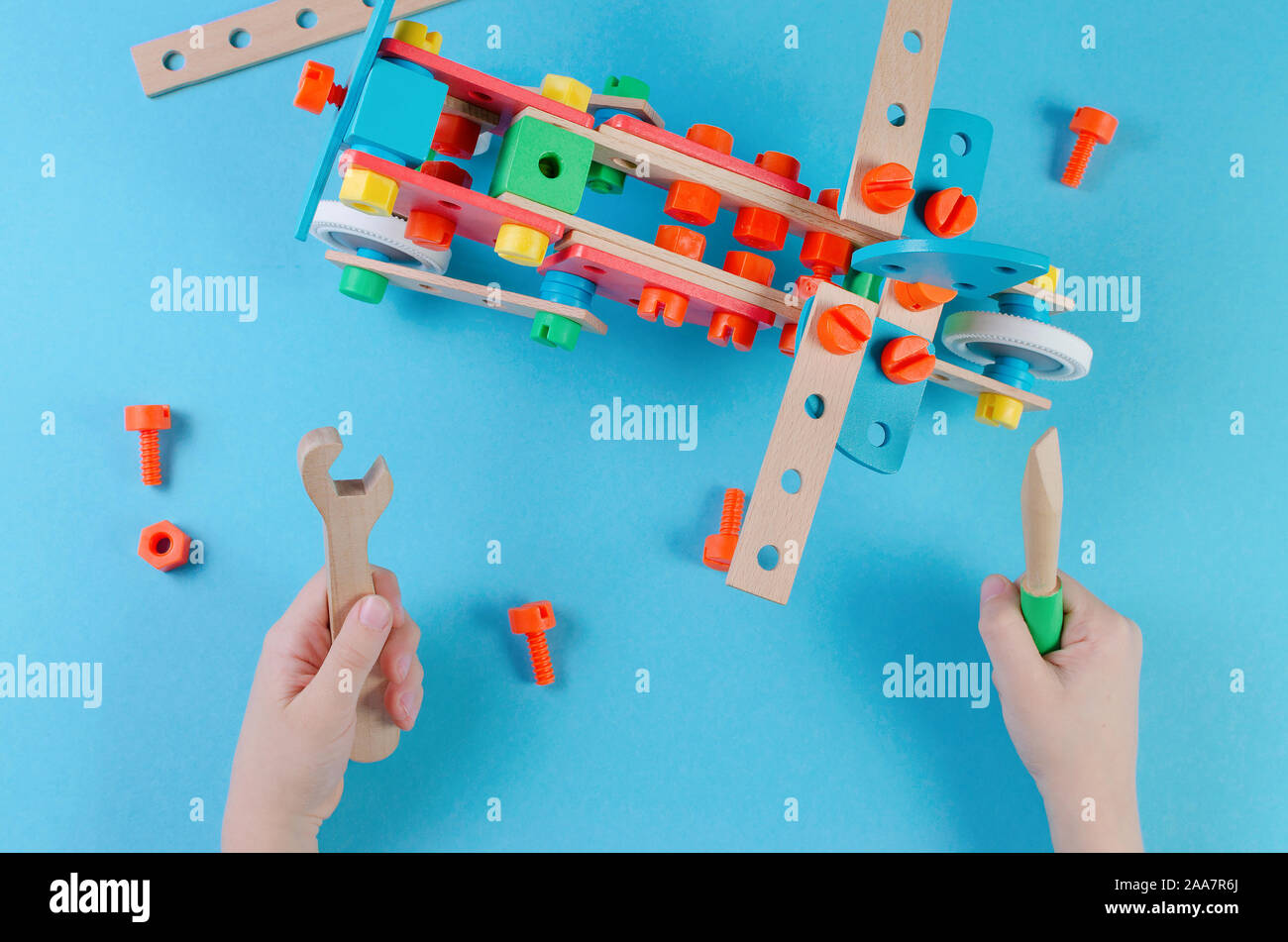 Kinder spielen mit Konstruktor und einen deutlich machen, Ansicht von oben Stockfoto