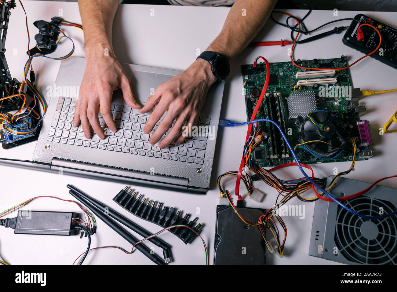 Elektroniker arbeiten - Testen und Konfigurieren von Hardware Stockfoto