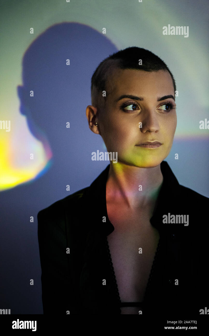 Porträt der schönen Frau mit Alopezie in Creative Lighting. Stockfoto