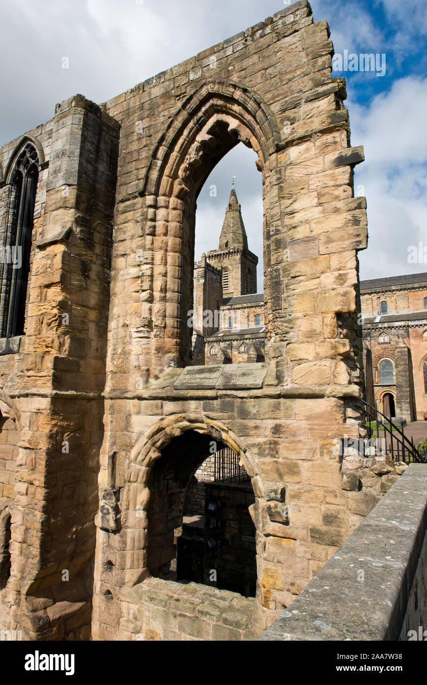 Kirchturm von Dunfermline Abbey in Stein Fensterrahmen von Dunfermline Palace eingerahmt. Dunfermline, Schottland Stockfoto