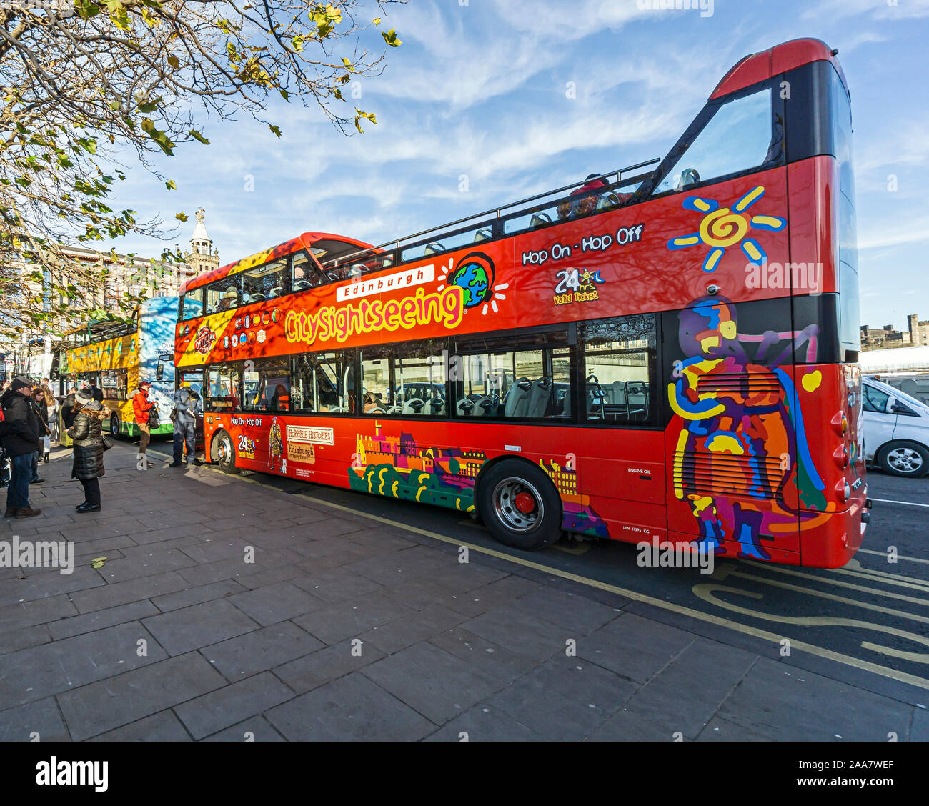 Edinburgh Sightseeing Busse auf der North Bridge in Edinburgh Schottland warten auf Kunden mit Edinburgh reisen Edinburgh City Sightseeing vorne und hinten Stockfoto