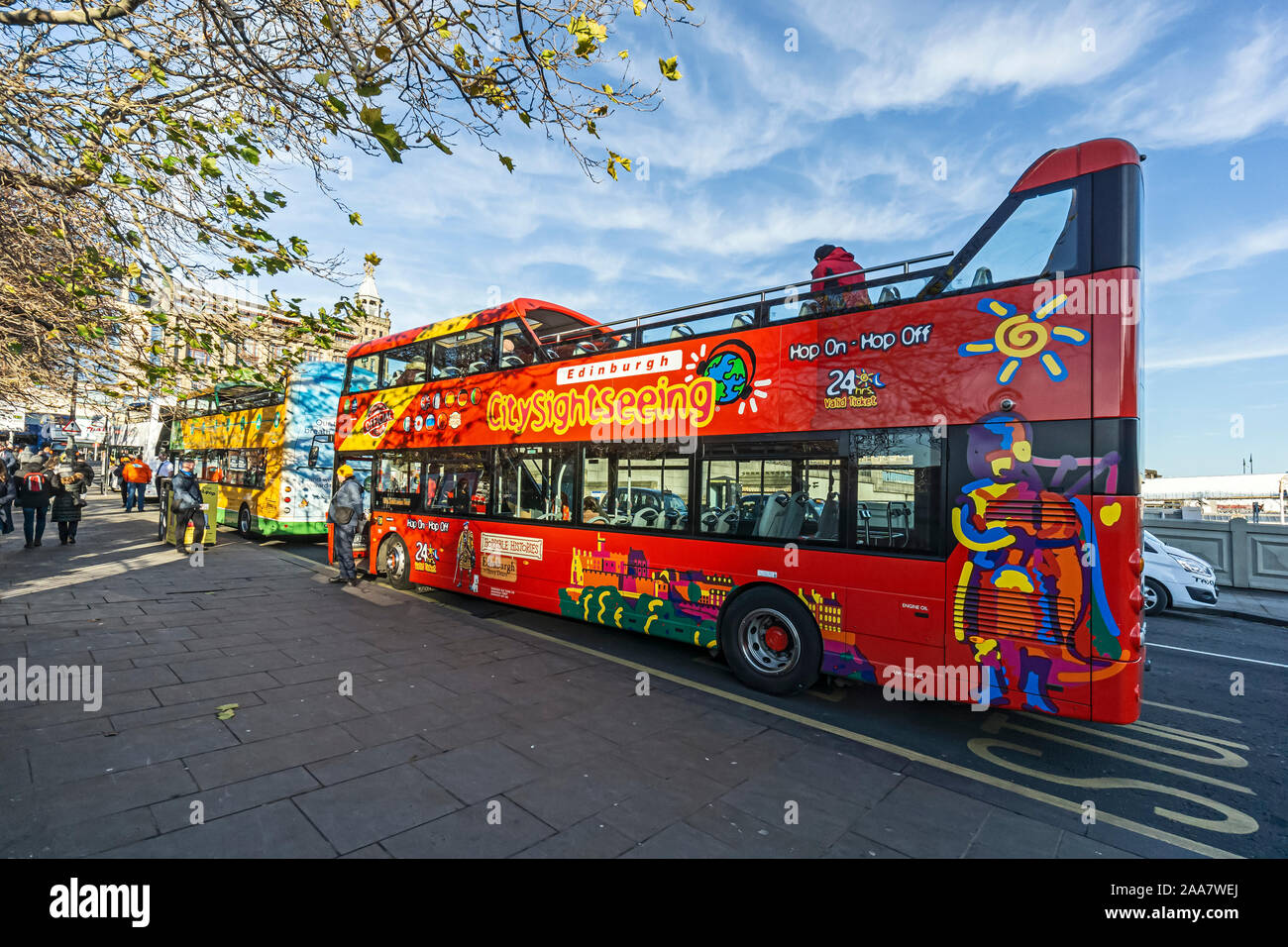 Edinburgh Sightseeing Busse auf der North Bridge in Edinburgh Schottland warten auf Kunden mit Edinburgh reisen Edinburgh City Sightseeing vorne und hinten Stockfoto
