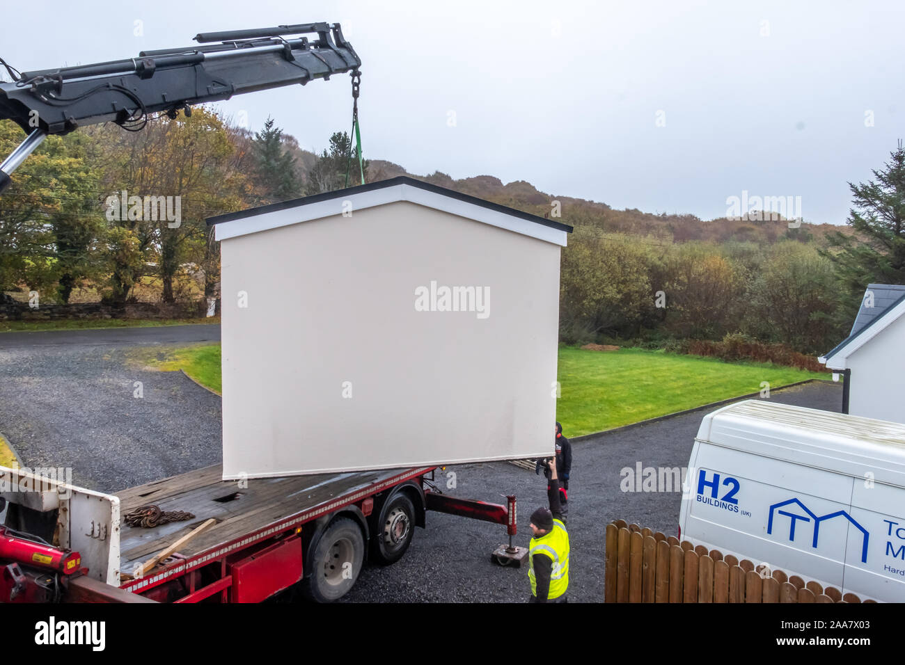 ARDARA/IRLAND - 02. NOVEMBER 2019 - H2 Gebäude Installation prefabric Garage in der pooring Rain Stockfoto