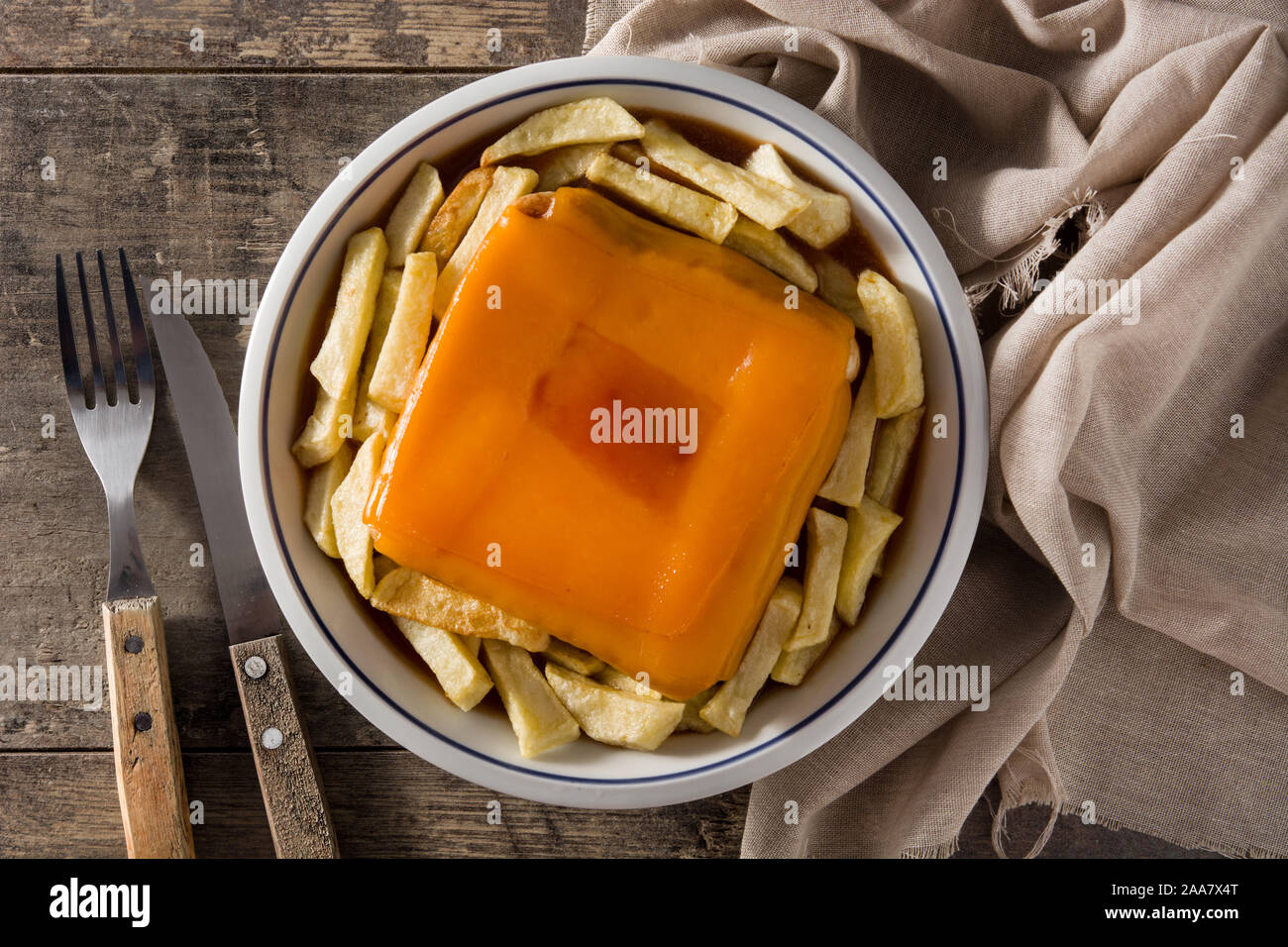 Typisch Portugiesische Francesinha Sandwich Mit Pommes Frites Auf Holztisch Ansicht Von Oben Stockfotografie Alamy