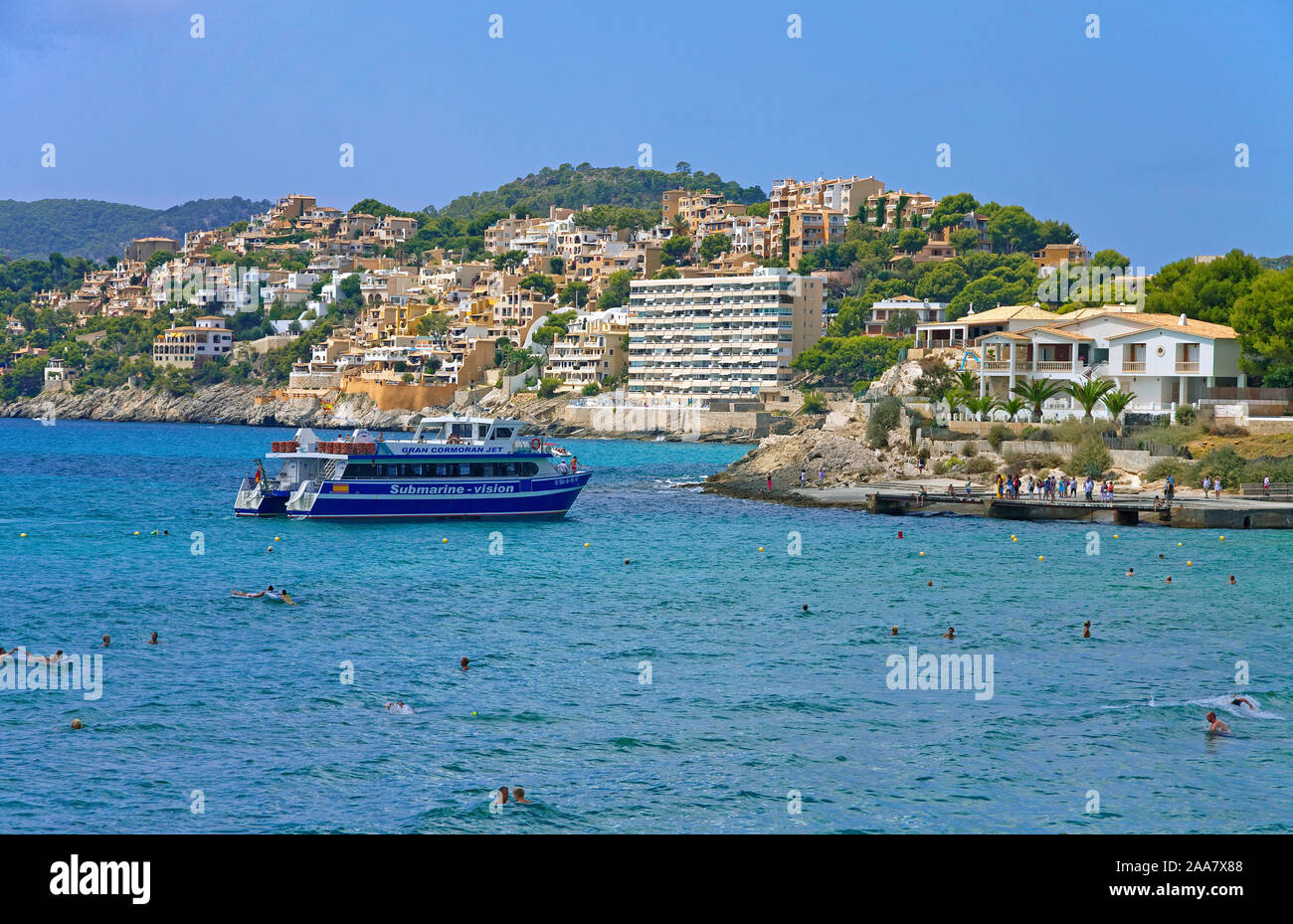Touristische Boot an der Küste von Peguera, Mallorca, Balearen, Spanien Stockfoto