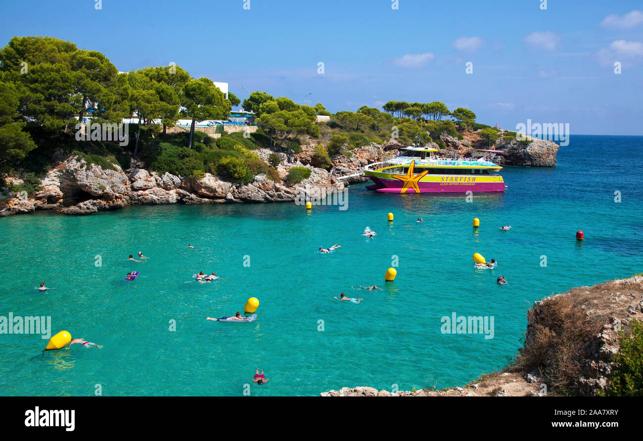 Boot Seesterne in Badebucht Cala Esmeralda, Cala D'Or, Mallorca, Balearen, Spanien Stockfoto Boot Seesterne in Badebucht Cala Esmeralda, Cala D'Or, Mallorca, Balearen, Spanien Stockfoto