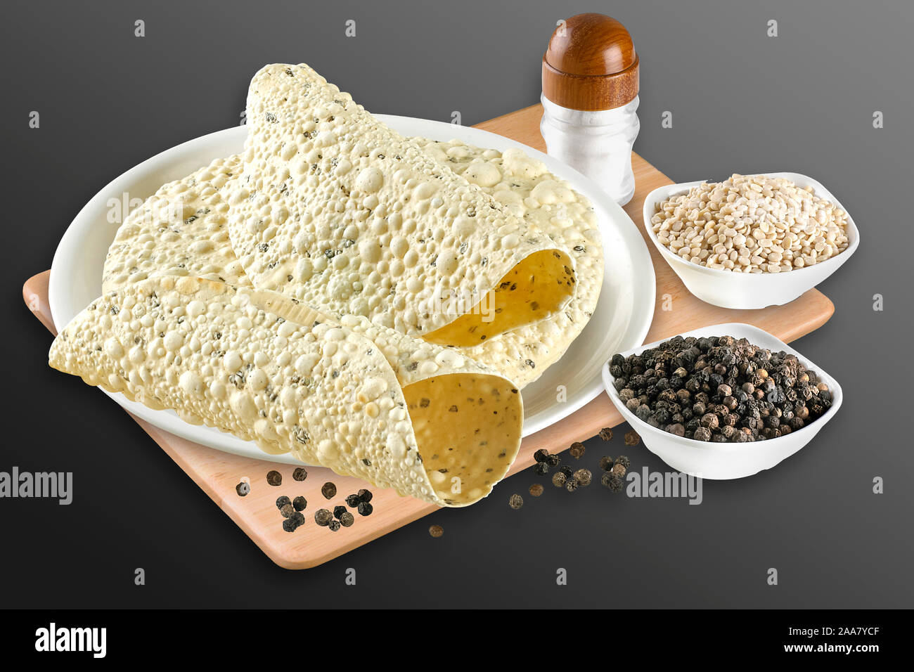 Pappadams mit Zutat oder Amritsari Papad oder Urad Dal Papar, Indische knusprige Snacks, selektiven Fokus - Bild Stockfoto