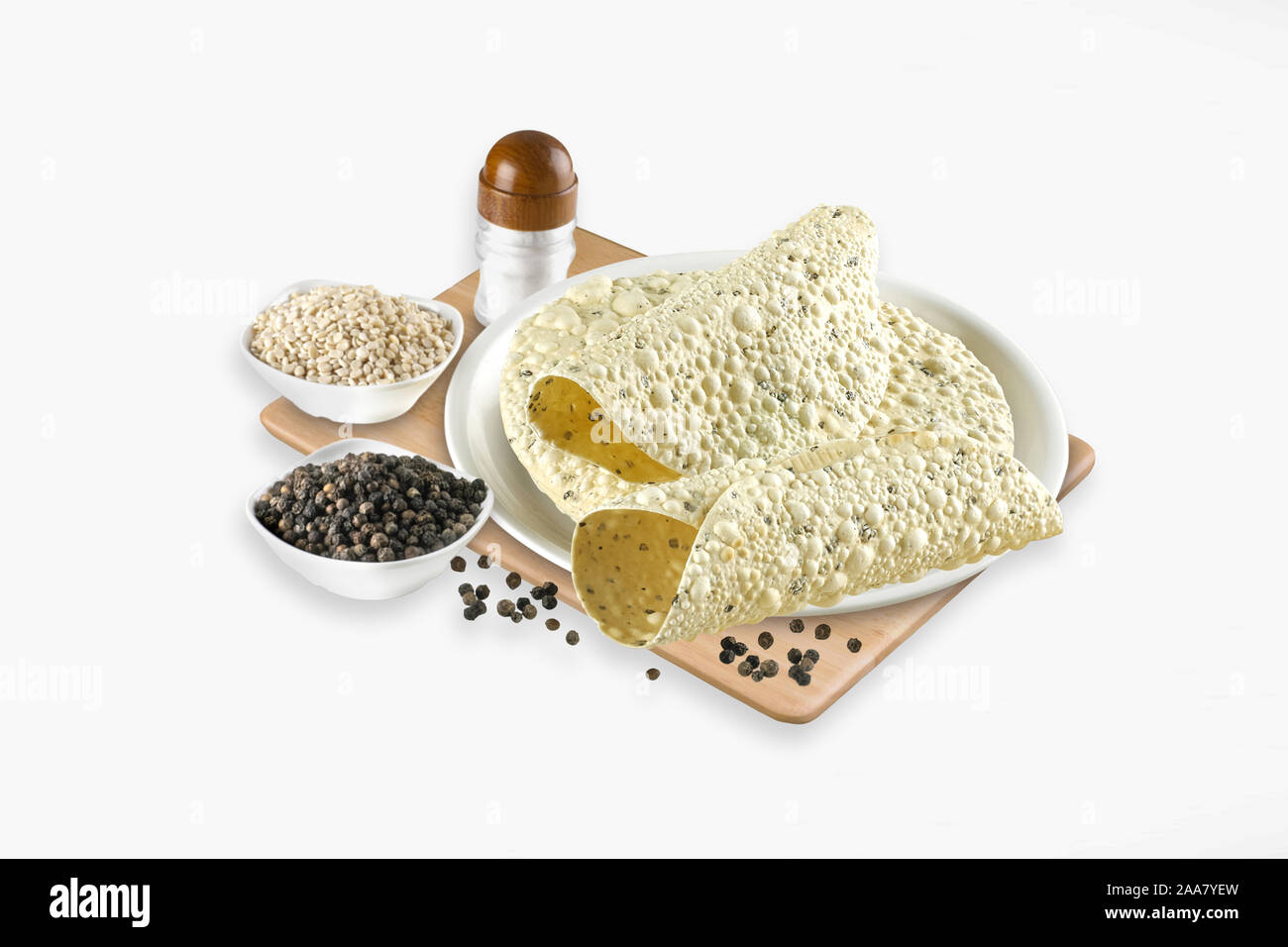 Pappadams mit Zutat oder Amritsari Papad oder Urad Dal Papar, Indische knusprige Snacks, selektiven Fokus - Bild Stockfoto