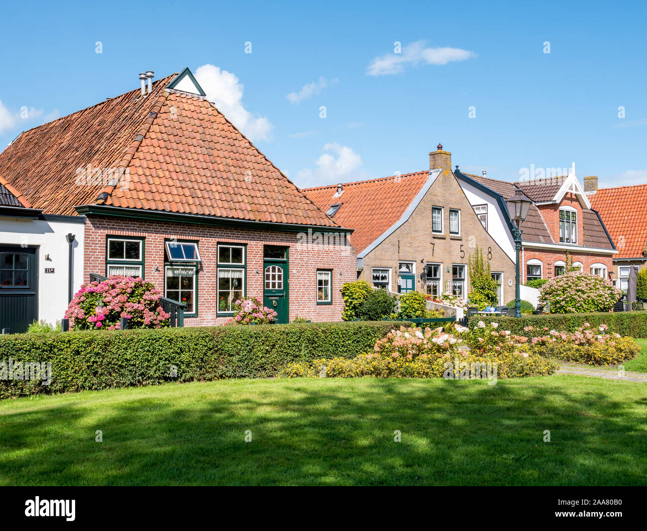 Die Fassaden der historischen Häuser in der langestreek Straße auf der westfriesischen Insel Schiermonnikoog, Niederlande Stockfoto