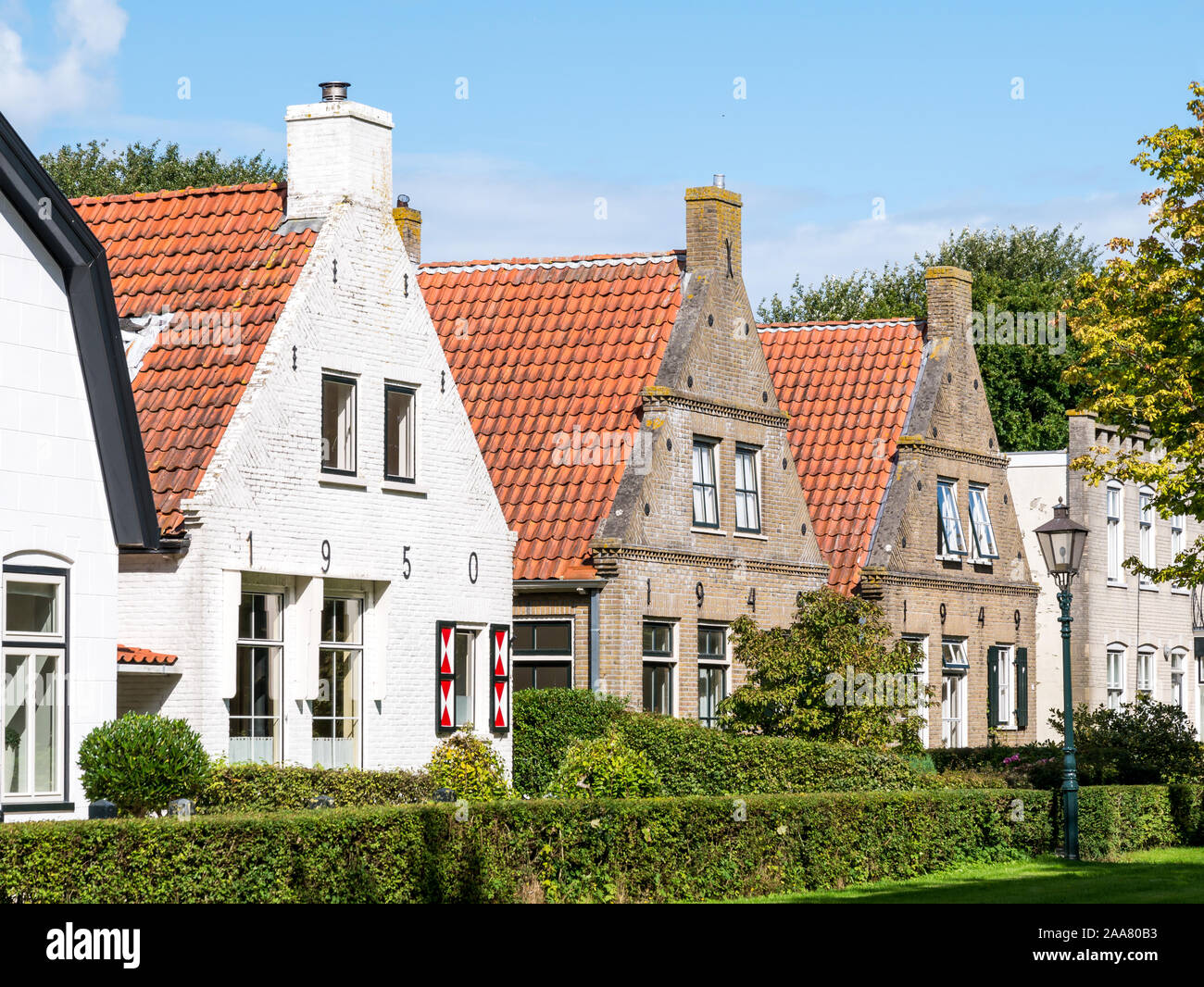 Die Fassaden der historischen Häuser in der langestreek Straße auf der westfriesischen Insel Schiermonnikoog, Niederlande Stockfoto