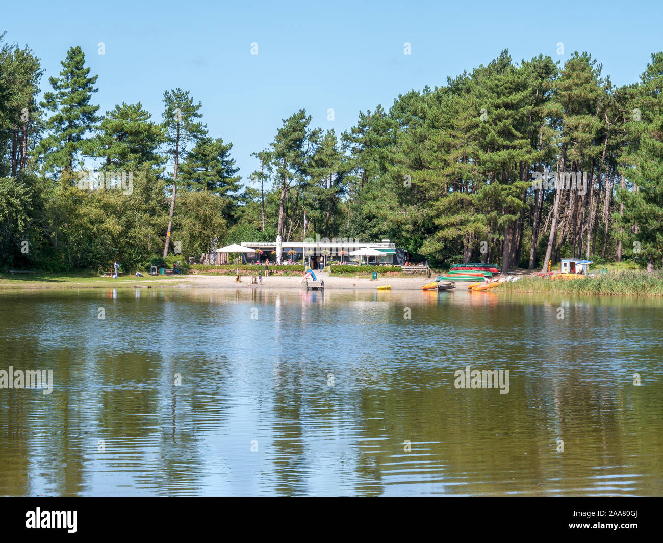 Teich mit Restaurant, Strand und Leute genießen Sommer auf Schiermonnikoog, Niederlande Stockfoto