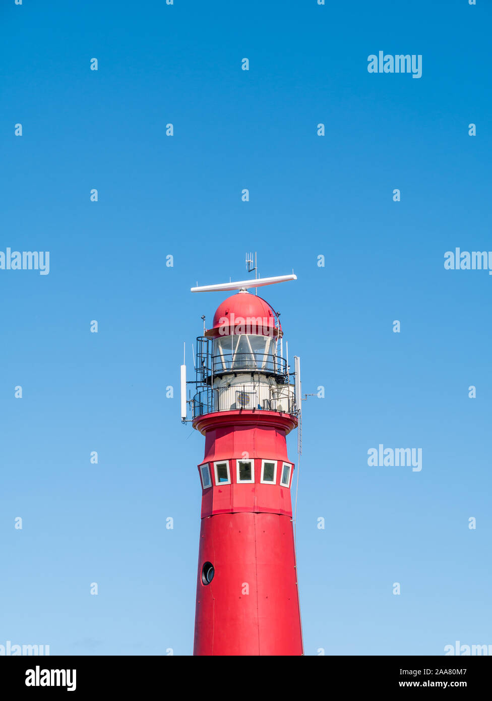 Oben im roten North Tower Leuchtturm gegen den blauen Himmel, Westfriesische Insel Schiermonnikoog, Niederlande Stockfoto