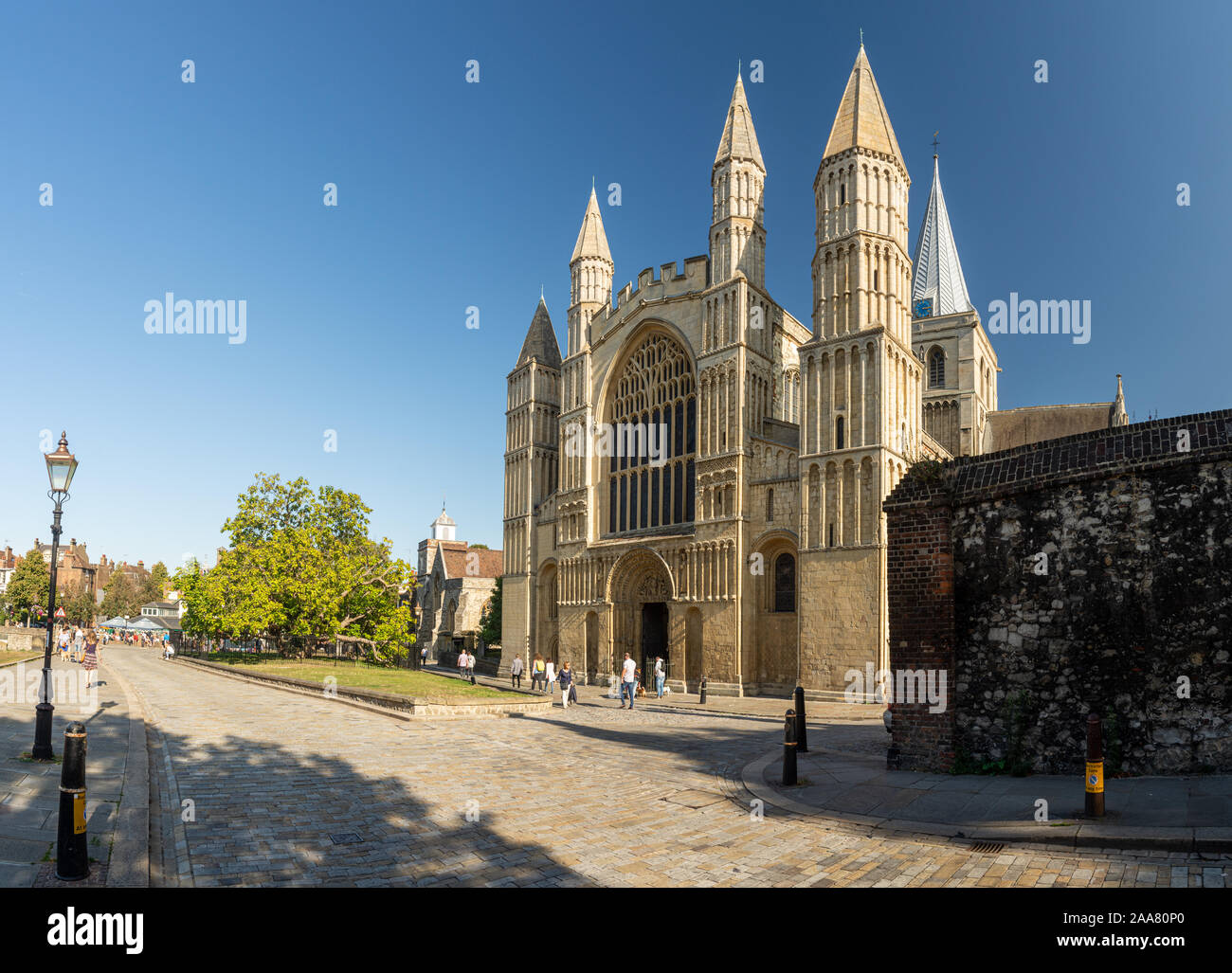 Rochester, England, Großbritannien - 21 September 2019: Touristen vorbei an der romanischen Kathedrale von Rochester in Kent. Stockfoto