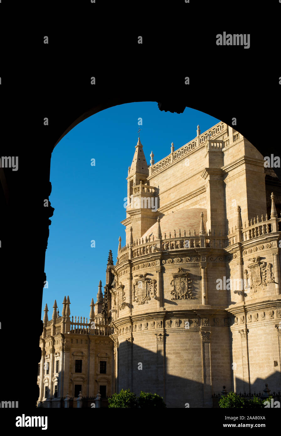 Sevilla, Spanien. Die Ostseite der Kathedrale von Sevilla. Stockfoto