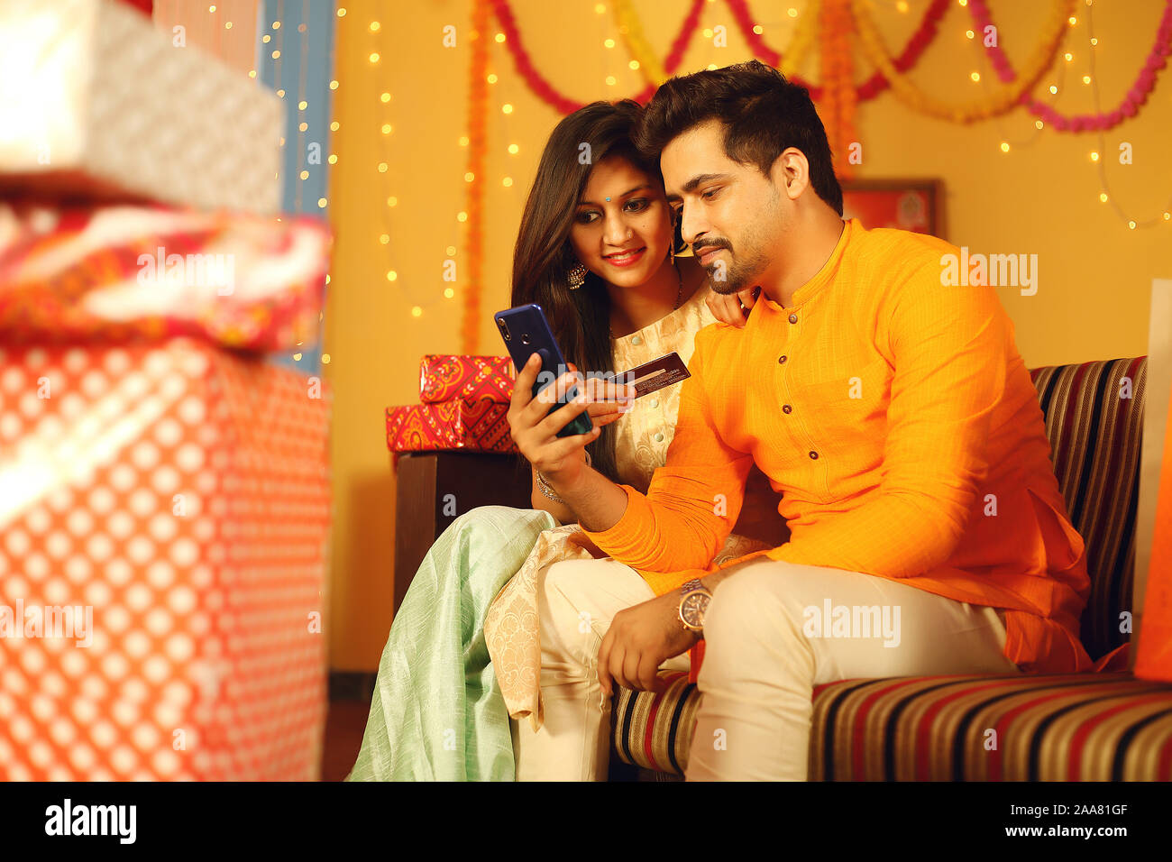 Indische Paar feiert Diwali. Auf dekorativen Hintergrund. Stockfoto