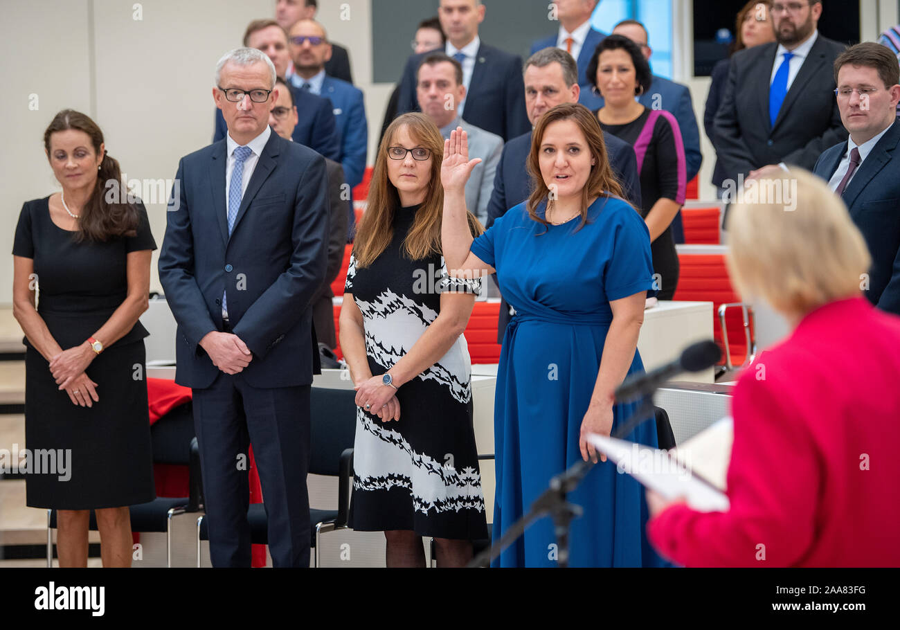 Potsdam, Deutschland. Nov, 2019 20. Die neuen Mitglieder der Brandenburger Landesregierung (vordere Reihe, l-r): Susanne Hoffmann (CDU), Minister für Justiz des Landes Brandenburg, Guido Beermann (CDU), Minister für Infrastruktur und staatliche Planung von Brandenburg, Katrin Lange (SPD), Minister für Finanzen und Europa Brandenburg und Manja Schüle (SPD), Minister für Wissenschaft, Forschung und Kultur des Landes Brandenburg, ihre Eid im Plenarsaal des Brandenburger Landtag. Credit: Monika Skolimowska/dpa-Zentralbild/dpa/Alamy leben Nachrichten Stockfoto