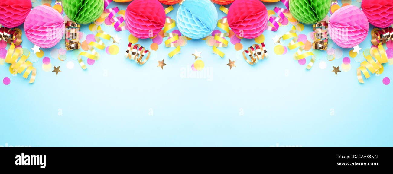 Geburtstag Banner auf Blau. Ansicht von oben. Grenze aus bunten Serpentine, Kugeln und Konfetti. Stockfoto
