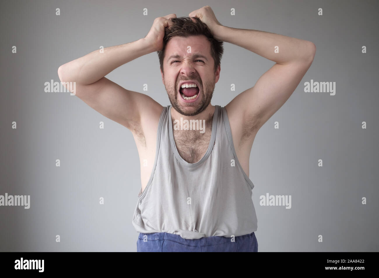 Man schreien und sein Haar ziehen. Studio shot Stockfoto