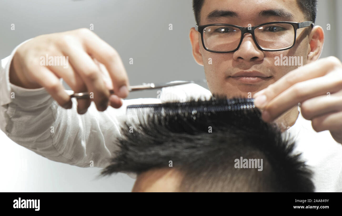 Eine Sehr Enge Von Menschenhanden Durch Einen Friseur Haare Schneiden Zu Einem Client In Einem Salon Eine Moderne Frisur Stockfotografie Alamy