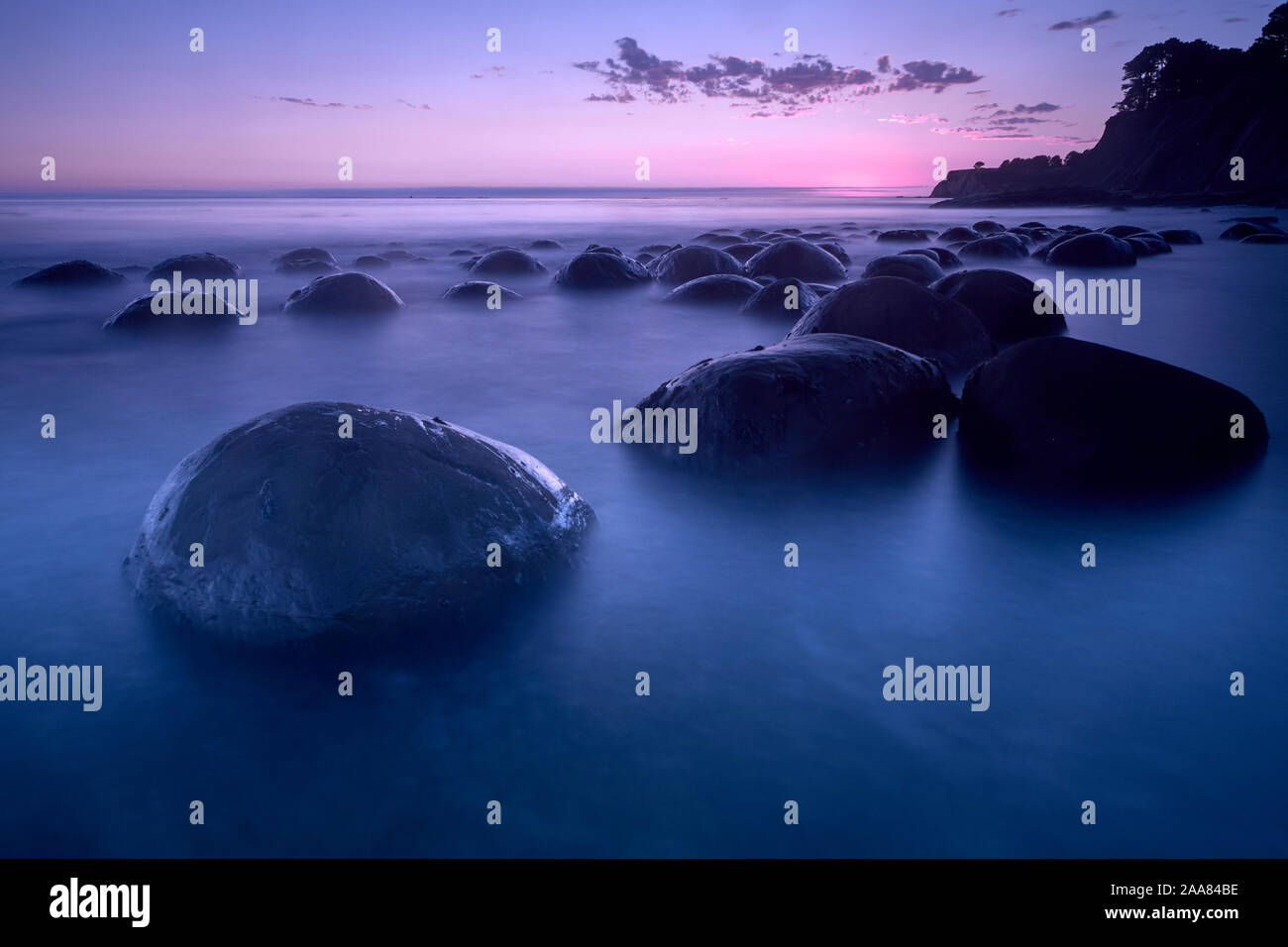 Pazifik und Felsformationen am Bowling Ball Beach in Californnia, USA Stockfoto