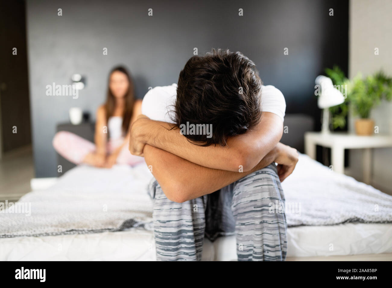 Verärgert Paar nach einem Argument auf ihrem Bett Stockfoto