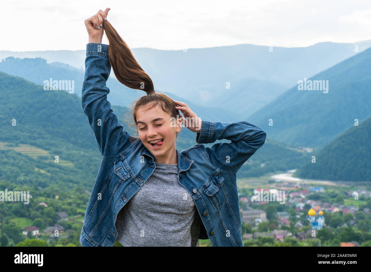 Lustige jugendlich Mädchen Spaß mit Berge hinter ihr Stockfoto